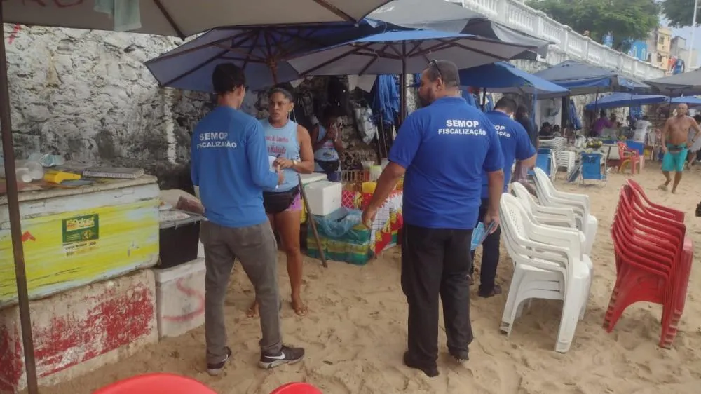 Em Salvador a prefeitura promove ação educativa de ordenamento para ambulantes no Porto da Barra