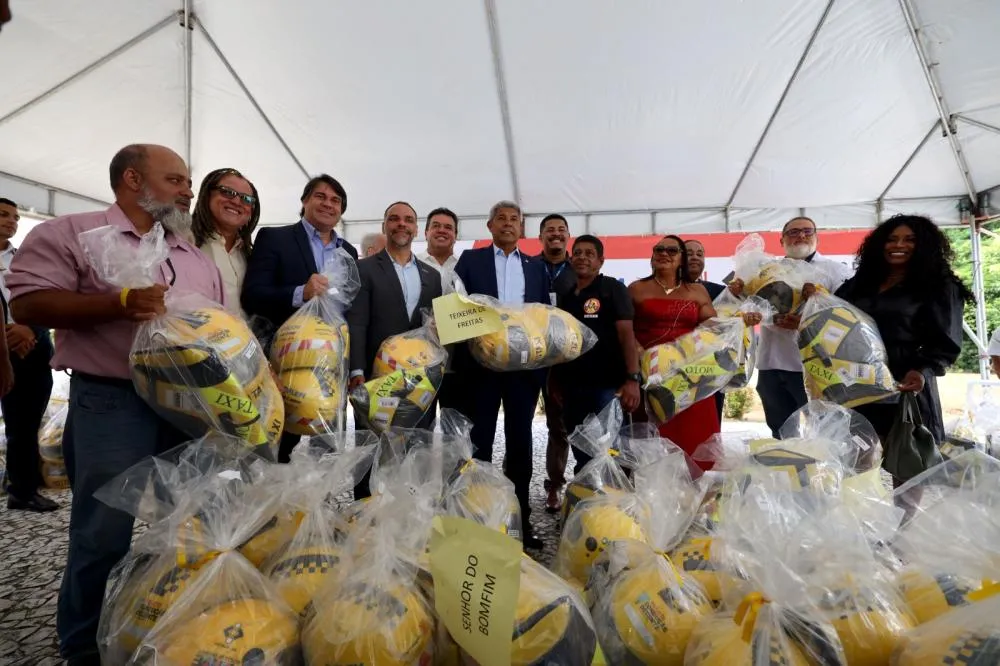 Governo da Bahia entrega mais de 200 certificados, kits de proteção e bags para mototaxistas e motofretistas da Bahia