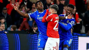 Atacante do Benfica é suspenso provisoriamente pela UEFA em suposto caso de racismo contra Vini Jr