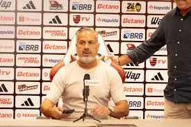 Diretor de futebol do Flamengo afirma que pediu a demissão do técnico Filipe Luís