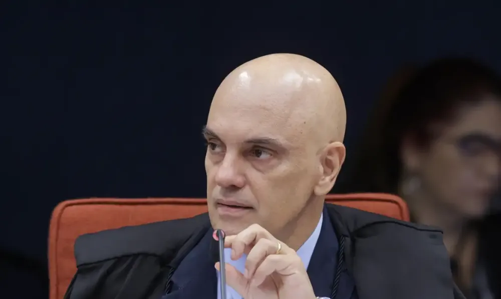 O ministro Alexandre de Moraes, do Supremo Tribunal Federal (STF), negou nesta quinta-feira (12) o pedido do ex-presidente Jair Bolsonaro para receber a visita de Darren Beattie, assessor do governo dos Estados Unidos, na prisão. Na decisão, Moraes disse que a visita do assessor do presidente Donal