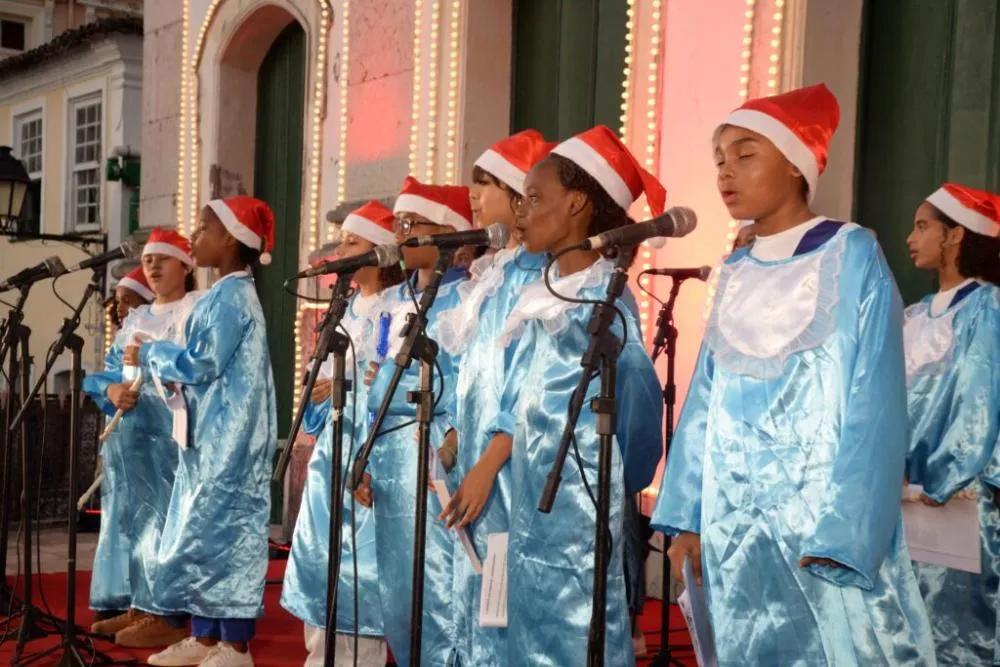 Corais formados por alunos de escolas municipais encantam público do Natal Salvador