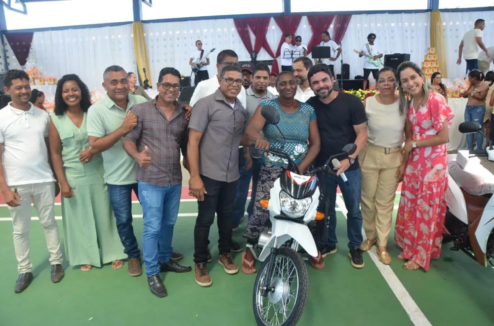 Prefeito Marcus Sarmento realiza confraternização histórica e sorteia motos para servidores de Itanagra