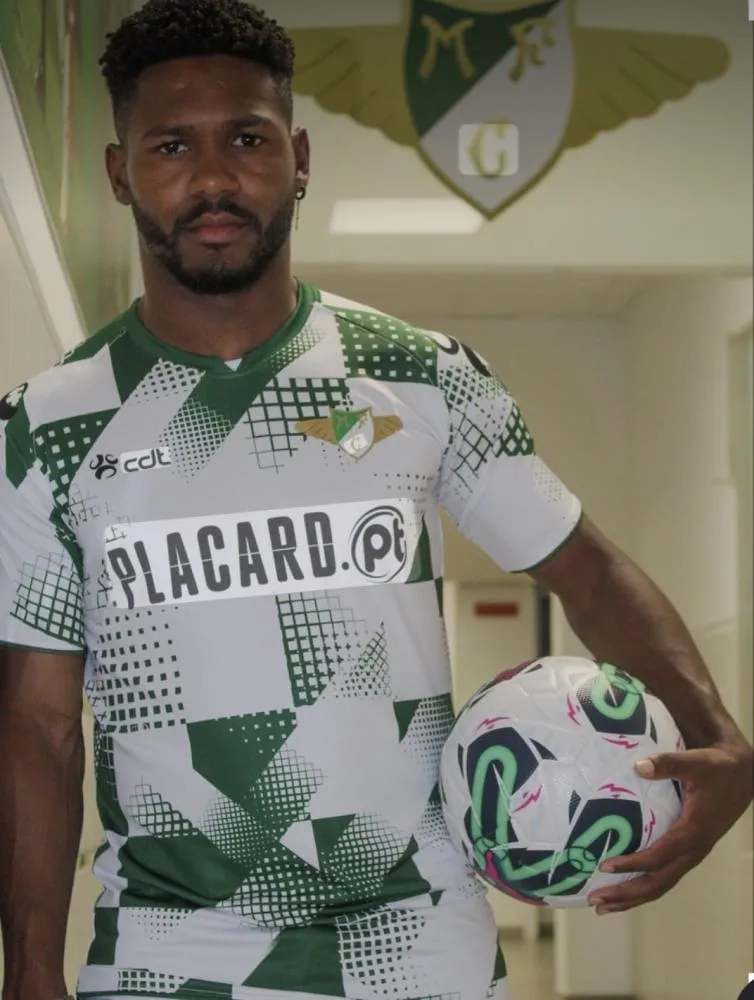 Vitória acerta com lateral-direito que estava Portugal 