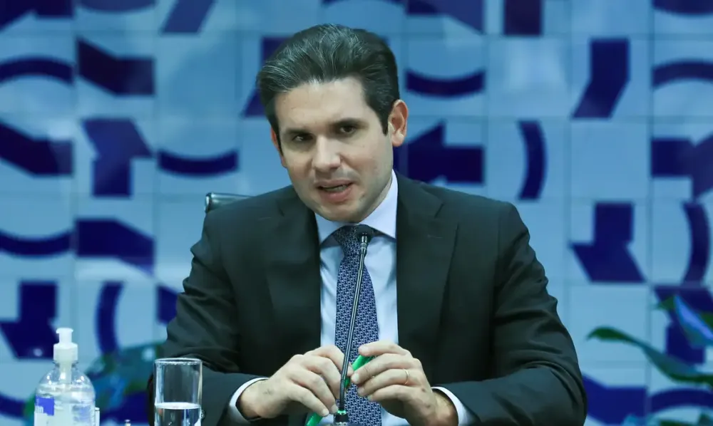 Presidente Hugo Motta alega questão de segurança para expulsar jornalistas de plenário