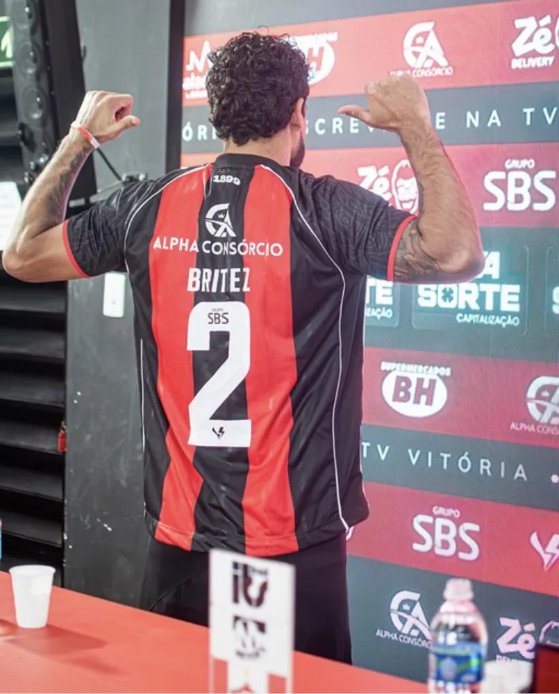 Cheguei para honrar essa camisa“: Brítez é apresentado e manda recado à torcida do Vitória