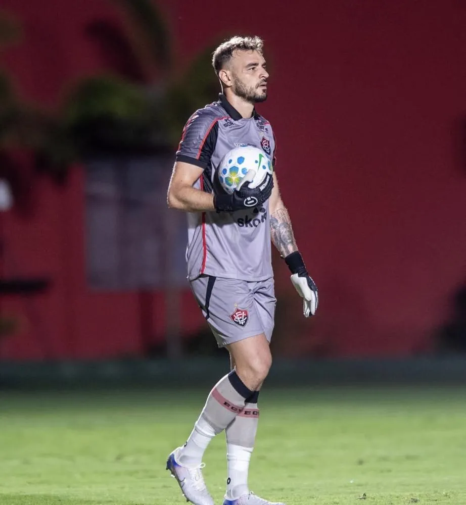 Vitória oficializa saída do goleiro Gabriel Vasconcelos