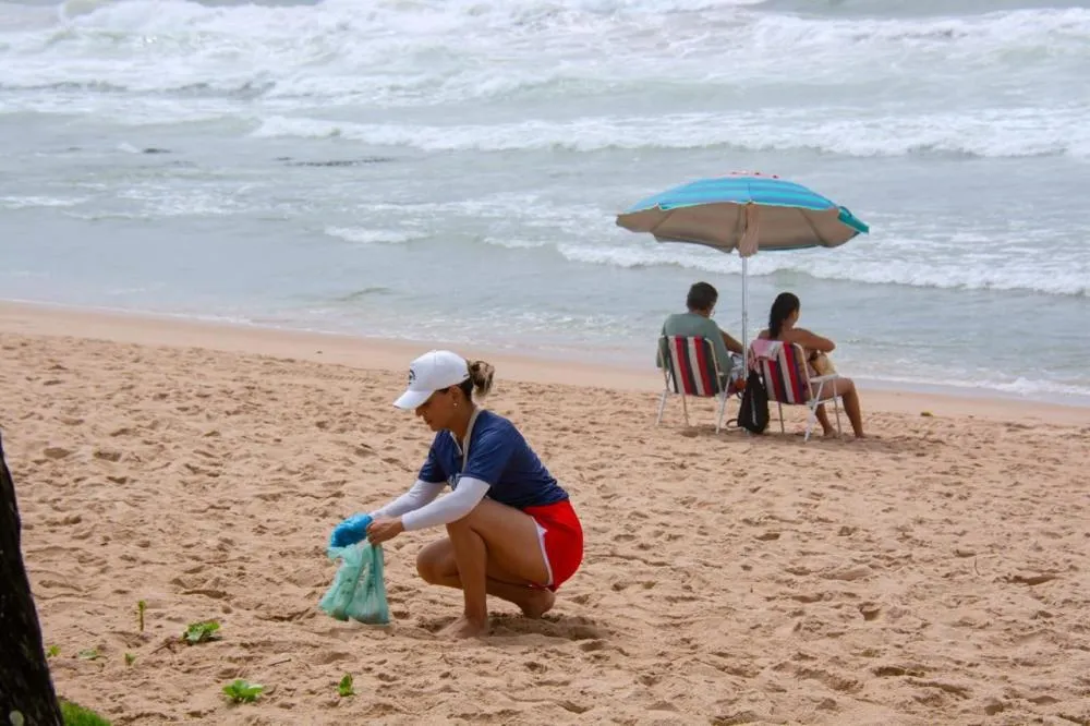  Mutirão de limpeza reúne voluntários na Praia do Surf, em Vilas do Atlântico