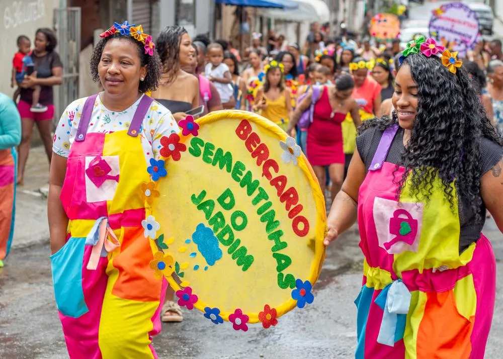 Desfile da Primavera leva cores e alegria às ruas de Lauro de Freitas