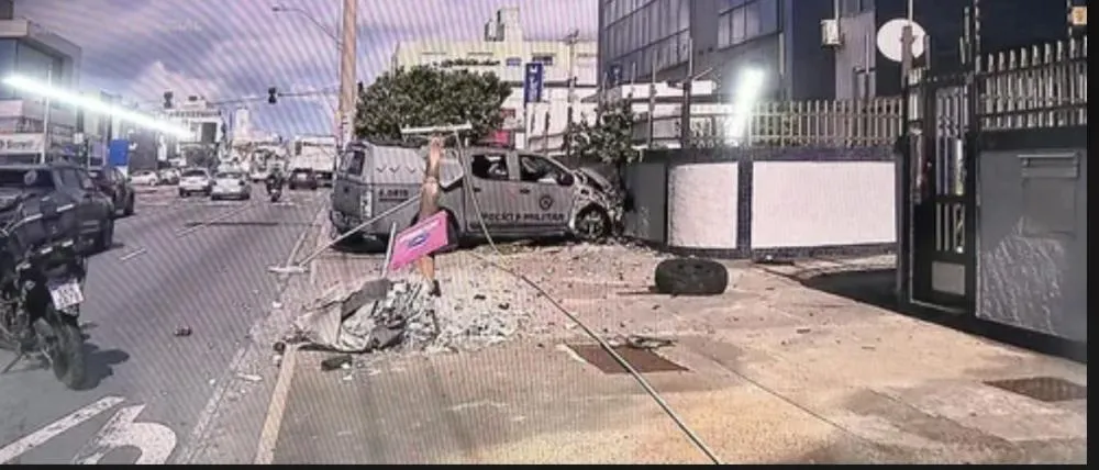 Viatura da PM bate em poste na Av. Manoel Dias e interdita via em Salvador