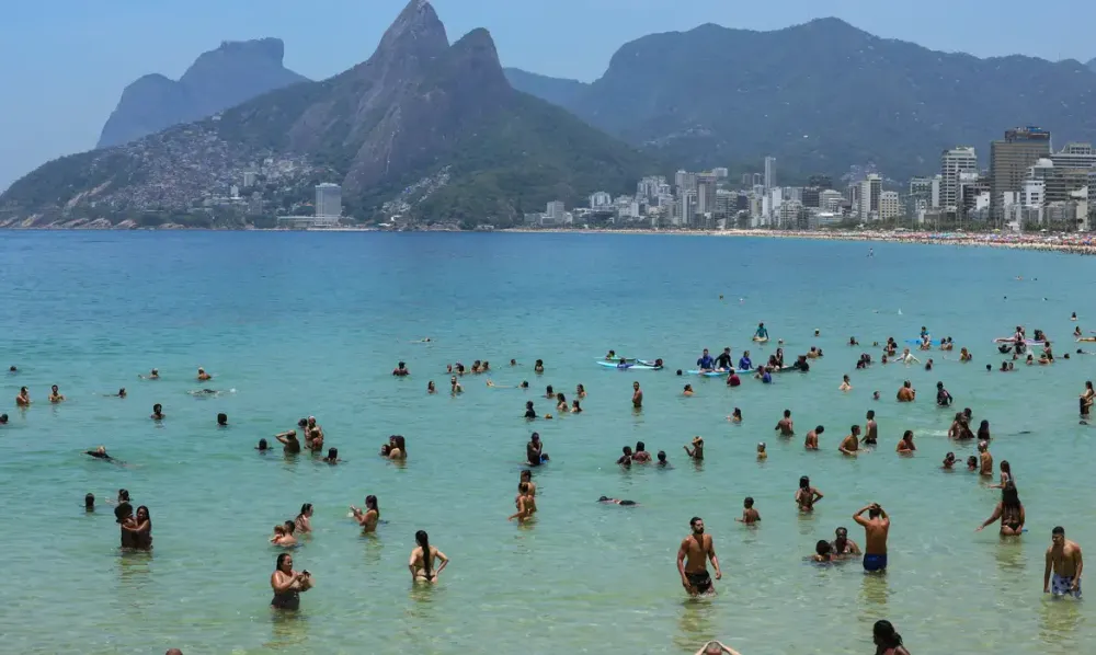 Corpo de piloto do avião que caiu em Copacabana é resgatado